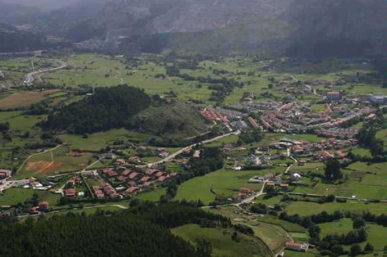 Vista área de la Junta Vecinal de Sámano. Vista área de la Junta Vecinal de Sámano.