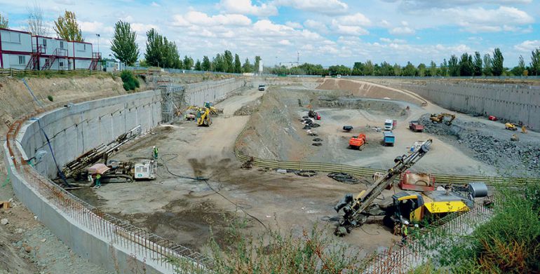 Obras de exavación de los cimientos del futuro centro comercial Obras de exavación de los cimientos del futuro centro comercial