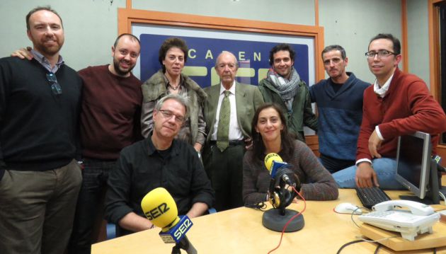 López Cansinos en Radio Córdoba, acompañado de la actual plantilla de la emisora López Cansinos en Radio Córdoba, acompañado de la actual plantilla de la emisora