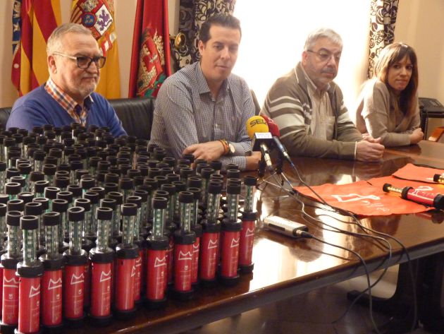 El alcalde de Elda, Rubén Alfaro, acompañado de técnicos elaboradores de las antorchas leds y la edil de Fiestas, Laura Rizo El alcalde de Elda, Rubén Alfaro, acompañado de técnicos elaboradores de las antorchas leds y la edil de Fiestas, Laura Rizo