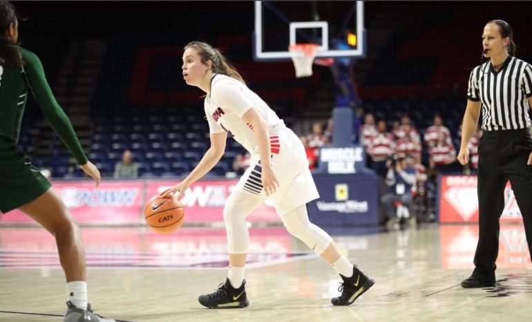 Lucía Alonso dirige los destinos de la Universidad de Arizona de baloncesto. Lucía Alonso dirige los destinos de la Universidad de Arizona de baloncesto.