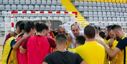 Eloy Alonso, en un tiempo muerto con su equipo del AEL Limassol Futsal Eloy Alonso, en un tiempo muerto con su equipo del AEL Limassol Futsal