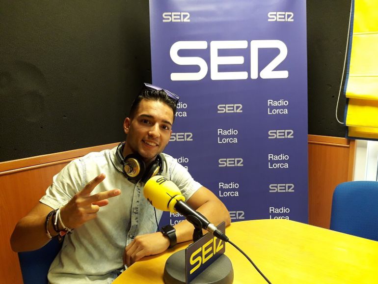 Juanfran Guevara en los estudios de Radio Lorca. Juanfran Guevara en los estudios de Radio Lorca.