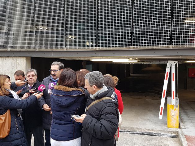 El consejero de sanidad pide al Ayuntamiento de Guadalajara la licencia de apertura del nuevo aparcamiento del Hospital: El consejero de sanidad visita el nuevo aparcamiento del Hospital de Guadalajara El consejero de sanidad pide al Ayuntamiento de Guadalajara la licencia de apertura del nuevo aparcamiento del Hospital: El consejero de sanidad visita el nuevo aparcamiento del Hospital de Guadalajara