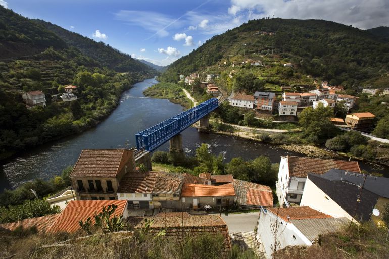 Os Peares, el pueblo de la Ribeira Sacra donde confluyen Miño y Sil Os Peares, el pueblo de la Ribeira Sacra donde confluyen Miño y Sil
