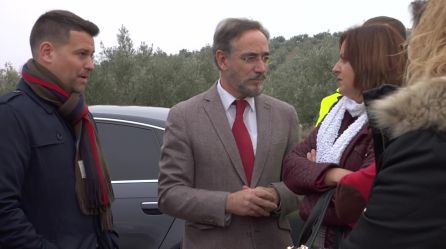 Felipe López habla con la alcaldesa de Peal de Becerro, Ana Dolores Rubia y el alcalde de Torreperogil, José Ruiz Felipe López habla con la alcaldesa de Peal de Becerro, Ana Dolores Rubia y el alcalde de Torreperogil, José Ruiz