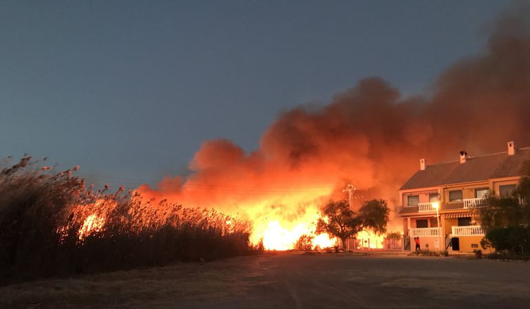 Desalojan varias viviendas en la playa por el incendio de Sagunto Desalojan varias viviendas en la playa por el incendio de Sagunto