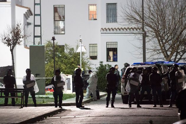 Miembros de la Guardia Civil despliegan un dispositivo en la barriada de La Fuensanta de localidad malagueña de Coín, para evitar que se produzcan más altercados como el registrado esta tarde, en el que han fallecido dos personas y otras dos han resultado heridas tras una pelea multitudinaria con armas blancas Miembros de la Guardia Civil despliegan un dispositivo en la barriada de La Fuensanta de localidad malagueña de Coín, para evitar que se produzcan más altercados como el registrado esta tarde, en el que han fallecido dos personas y otras dos han resultado heridas tras una pelea multitudinaria con armas blancas