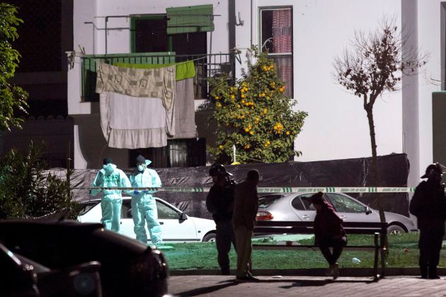 Miembros de la Guardia Civil investigan y toman muestras en la barriada de La Fuensanta de localidad malagueña de Coín, donde esta tarde han fallecido dos personas y otras dos han resultado heridas tras una pelea multitudinaria con armas blancas Miembros de la Guardia Civil investigan y toman muestras en la barriada de La Fuensanta de localidad malagueña de Coín, donde esta tarde han fallecido dos personas y otras dos han resultado heridas tras una pelea multitudinaria con armas blancas