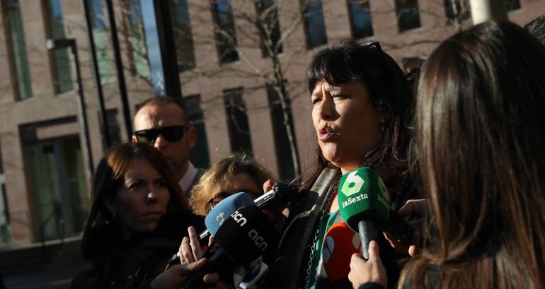 La directora de los servicios territoriales de Enseñanza de la Generalitat del Baix Llobregat, Núria Vallduriola, atiende a los medios ante la Ciutat de la Justicia, donde seis profesores del instituto de educación secundaria (IES) El Palau de Sant Andreu de la Barca (Barcelona) han comparecido hoy ante la Fiscalía por los comentarios contra la Guardia Civil que supuestamente hicieron al día siguiente de las cargas policiales para evitar el referéndum ilegal del 1-O La directora de los servicios territoriales de Enseñanza de la Generalitat del Baix Llobregat, Núria Vallduriola, atiende a los medios ante la Ciutat de la Justicia, donde seis profesores del instituto de educación secundaria (IES) El Palau de Sant Andreu de la Barca (Barcelona) han comparecido hoy ante la Fiscalía por los comentarios contra la Guardia Civil que supuestamente hicieron al día siguiente de las cargas policiales para evitar el referéndum ilegal del 1-O