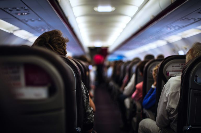 Cabina de pasajeros en un avión comercial Cabina de pasajeros en un avión comercial