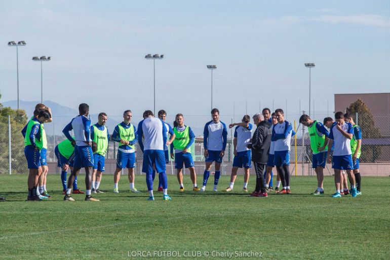Fabri González charla con sus jugadores en un entrenamiento reciente Fabri González charla con sus jugadores en un entrenamiento reciente