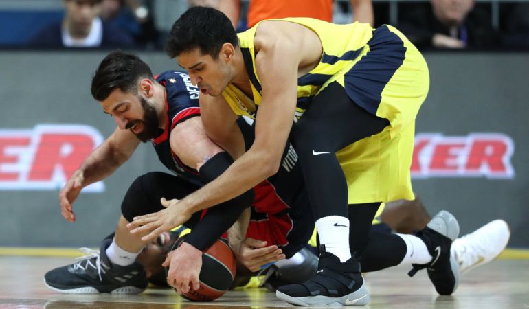Toko Shengelia lucha por el balón con Ahmet Duverioglu, del Fenerbahçe. Toko Shengelia lucha por el balón con Ahmet Duverioglu, del Fenerbahçe.