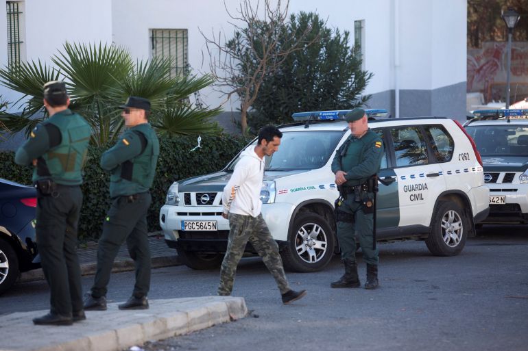 Agentes de la guardia civil vigilan la zona donde ayer se produjo una pelea multitudinaria que se saldó con dos fallecidos, y que según las primeras pesquisas, todo apunta a una reyerta entre dos familias que viven en la barriada de La Fuensanta. La Guardia Civil mantendrá en las próximas horas el dispositivo de seguridad para evitar que se produzcan nuevos enfrentamiento Agentes de la guardia civil vigilan la zona donde ayer se produjo una pelea multitudinaria que se saldó con dos fallecidos, y que según las primeras pesquisas, todo apunta a una reyerta entre dos familias que viven en la barriada de La Fuensanta. La Guardia Civil mantendrá en las próximas horas el dispositivo de seguridad para evitar que se produzcan nuevos enfrentamiento