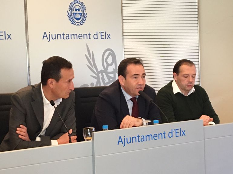 El alcalde de Elche Carlos González, a la izquierda, con Manuel Illueca y Jesús Pareja El alcalde de Elche Carlos González, a la izquierda, con Manuel Illueca y Jesús Pareja