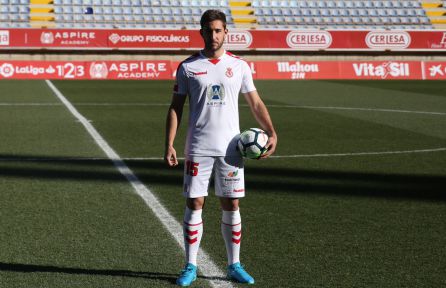 Ángel García se vistó de blanco en su presentación oficial Ángel García se vistó de blanco en su presentación oficial