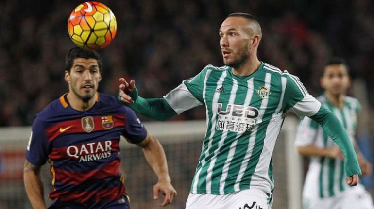 Didier Digard controla el balón ante la mirada de Luis Suárez Didier Digard controla el balón ante la mirada de Luis Suárez