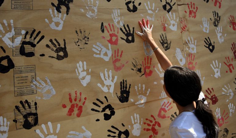 Una niña participa en un mural solidario sobre el terremoto de Mëxico, a quien también manda su ayuda Fuenlabrada. Una niña participa en un mural solidario sobre el terremoto de Mëxico, a quien también manda su ayuda Fuenlabrada.