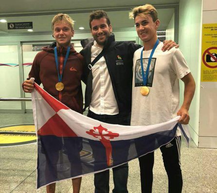 Martín Wizner y Pedro Ameneiro posan con su ex-entrenador, Bernard Paz, a su llegada de Australia Martín Wizner y Pedro Ameneiro posan con su ex-entrenador, Bernard Paz, a su llegada de Australia