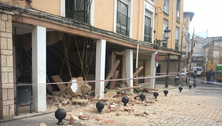 Dos mujeres sobreviven al derrumbe de unas viviendas en la Plaza de la Constitución Dos mujeres sobreviven al derrumbe de unas viviendas en la Plaza de la Constitución