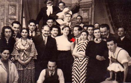 Grupo de Teatro de Educación y Descanso. Coll aparece junto a la x. Grupo de Teatro de Educación y Descanso. Coll aparece junto a la x.