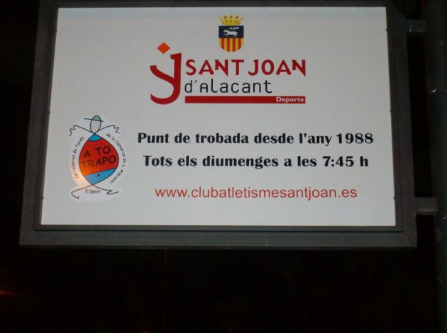 Placa instalada en la Plaza María Muntaner de Sant Joan d'Alacant para conmemorar las "quedadas" de A to trapo para comenzar a correr Placa instalada en la Plaza María Muntaner de Sant Joan d'Alacant para conmemorar las "quedadas" de A to trapo para comenzar a correr