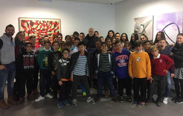 Juan Serrano, con un grupo de alumnos en la exposición. Juan Serrano, con un grupo de alumnos en la exposición.