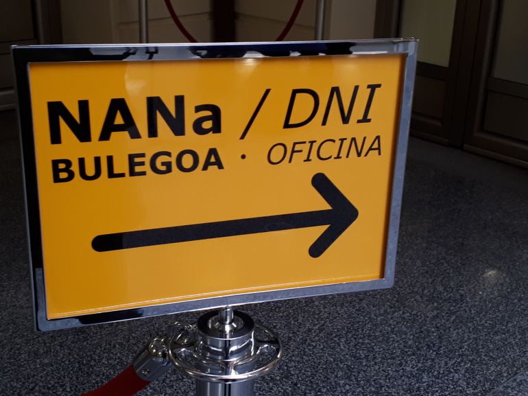 Cartel indicador en el propio interior del Ayuntamiento de Eibar Cartel indicador en el propio interior del Ayuntamiento de Eibar