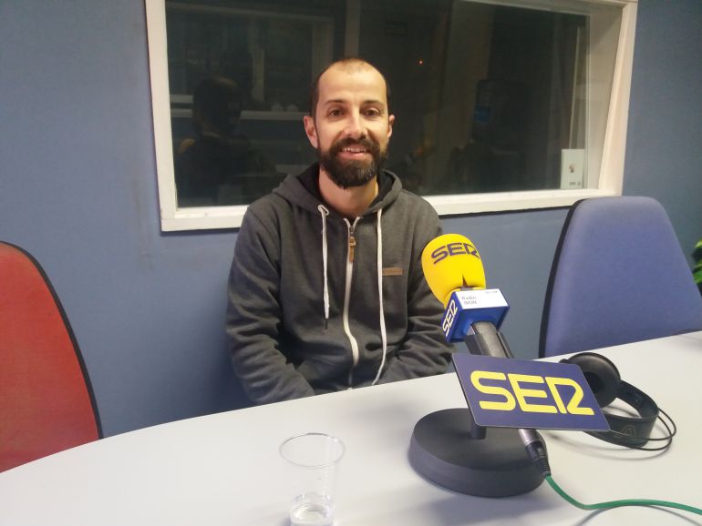 Javier Agirre Erauso en el estudio de Radio Irun.