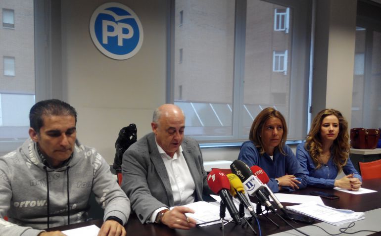 Gregorio Chamorro durante una comparecencia de prensa acompañado de miembros de su equipo Gregorio Chamorro durante una comparecencia de prensa acompañado de miembros de su equipo