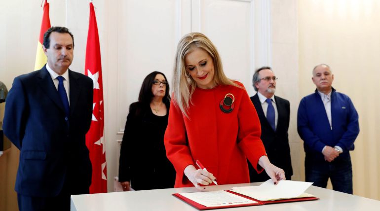 La presidenta Cristina Cifuentes ha rubricado el acuerdo sectorial con CCOO, ANPE, CSIF y UGT, que mejorará las condiciones sociolaborales de más de 50.000 docentes, ampliará las plantillas hasta 20121 y contribuirá a que la enseñanza madrileña "siga siendo la mejor de España y además avance en calidad" La presidenta Cristina Cifuentes ha rubricado el acuerdo sectorial con CCOO, ANPE, CSIF y UGT, que mejorará las condiciones sociolaborales de más de 50.000 docentes, ampliará las plantillas hasta 20121 y contribuirá a que la enseñanza madrileña "siga siendo la mejor de España y además avance en calidad"