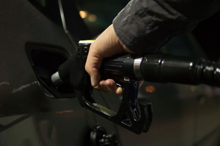 Una persona echa gasolina en su vehículo en una imagen de archivo. 