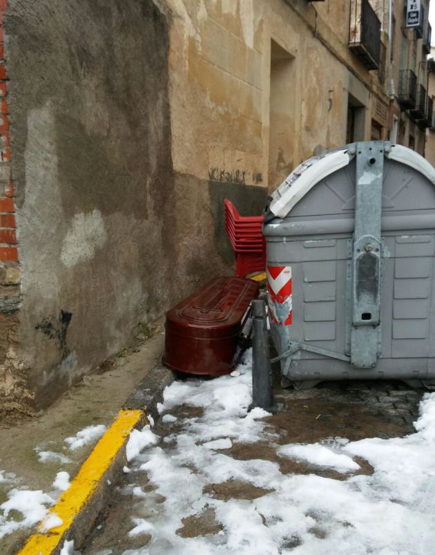 Se hace viral la foto de un féretro tirado en un contenedor junto al Acueducto Se hace viral la foto de un féretro tirado en un contenedor junto al Acueducto