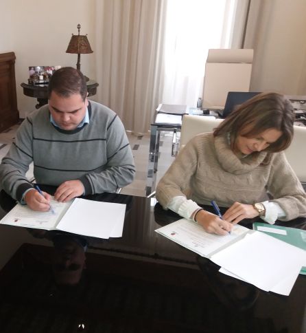 Víctor Torres y Ana Cobo firman el convenio Víctor Torres y Ana Cobo firman el convenio