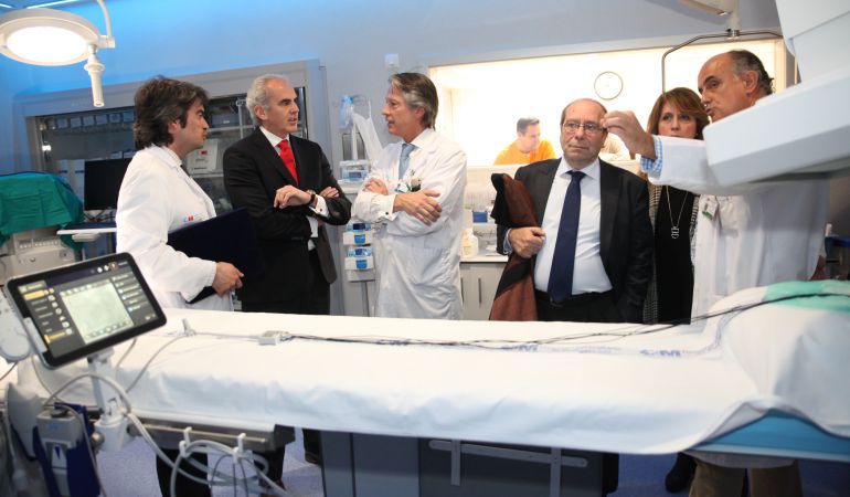 El consejero de Sanidad, el gerente del Hospital de Fuenlabrada y el alcalde de esta ciudad durante la visita al centro. El consejero de Sanidad, el gerente del Hospital de Fuenlabrada y el alcalde de esta ciudad durante la visita al centro.
