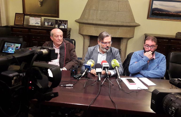 Santiago Antón (dcha), Fernando Pizarro (centro) y Juan Ramón Santos (dcha) durante la presentación de la exposición "Trazos del Salón. Una Obra Abierta" Santiago Antón (dcha), Fernando Pizarro (centro) y Juan Ramón Santos (dcha) durante la presentación de la exposición "Trazos del Salón. Una Obra Abierta"
