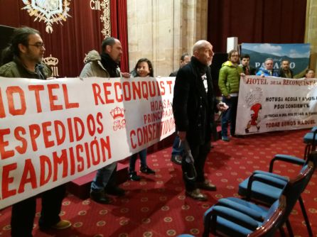 Los miembros de las Asambleas de Trabajadores en lucha, durante la protesta en el hotel de la Reconquista. Esta mañana. Oviedo Los miembros de las Asambleas de Trabajadores en lucha, durante la protesta en el hotel de la Reconquista. Esta mañana. Oviedo