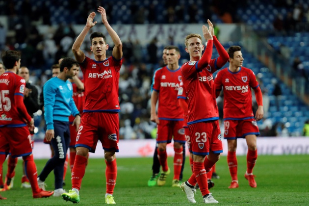 Los jugadores del Numancia Saúl García y Dani Nieto aplauden a los aficionados sorianos a la finalización del encuentro correspondiente a la vuelta de los octavos de final de la Copa del Rey frente al Real Madrid en el estadio Santiago Bernabéu. Los jugadores del Numancia Saúl García y Dani Nieto aplauden a los aficionados sorianos a la finalización del encuentro correspondiente a la vuelta de los octavos de final de la Copa del Rey frente al Real Madrid en el estadio Santiago Bernabéu.