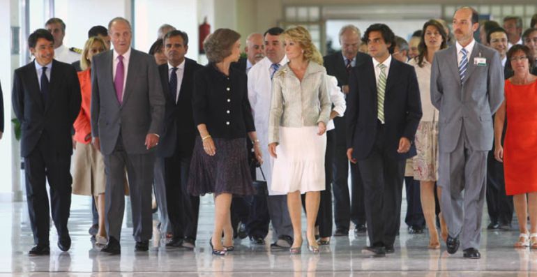 Los Reyes de España, acompañados por la expresidenta, Esperanza Aguirre durante la inauguración del Hospital Puerta de Hierro de Majadahonda en 2008 Los Reyes de España, acompañados por la expresidenta, Esperanza Aguirre durante la inauguración del Hospital Puerta de Hierro de Majadahonda en 2008