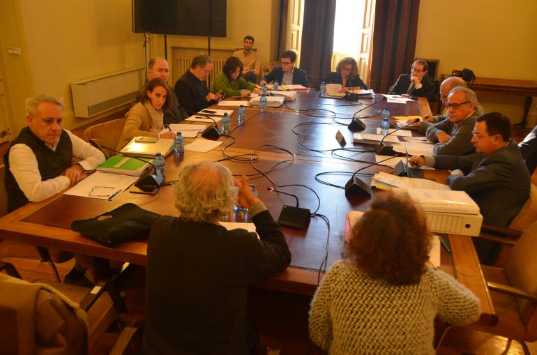 Ignacio Marinas (de espaldas) declara en la comisión de investigación ante los concejales de todos los grupos políticos Ignacio Marinas (de espaldas) declara en la comisión de investigación ante los concejales de todos los grupos políticos
