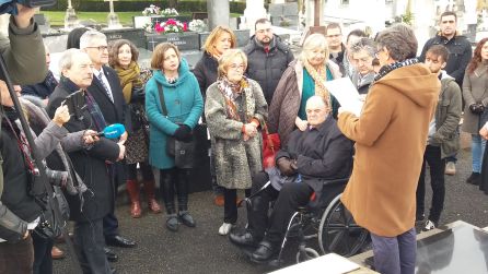 Asistentes a la ofrenda floral homenaje a Ángel González en el décimo aniversario de su muerte. Asistentes a la ofrenda floral homenaje a Ángel González en el décimo aniversario de su muerte.