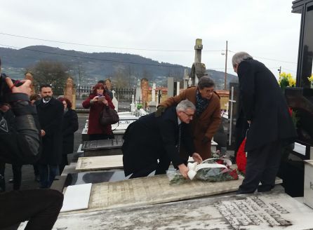 El rector de la Universidad de Oviedo coloca un ramo de flores sobre la tumba de Ángel González. El rector de la Universidad de Oviedo coloca un ramo de flores sobre la tumba de Ángel González.