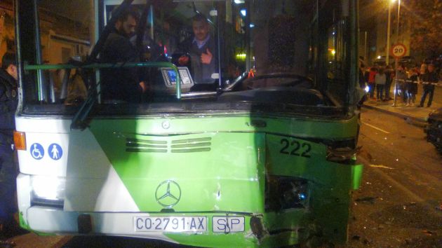 Estado del autobús tras el impacto Estado del autobús tras el impacto