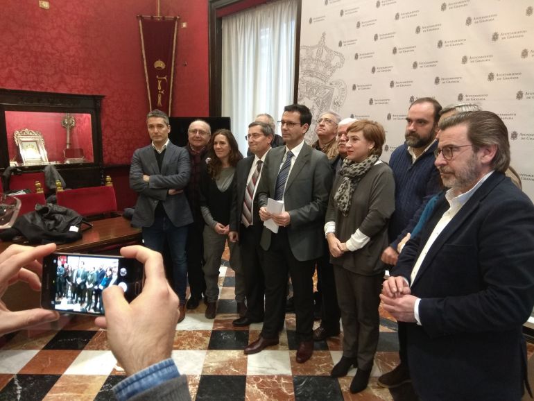 Representantes de la Mesa del Ferrocarril de Granada en el Ayuntamiento de la capital Representantes de la Mesa del Ferrocarril de Granada en el Ayuntamiento de la capital
