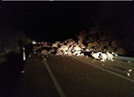 Los desprendimientos llegaron a ocupar toda la calzada Los desprendimientos llegaron a ocupar toda la calzada