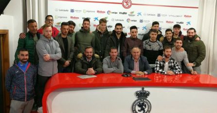 Imagen para la posteridad de Colinas respaldado en su adiós por técnicos y compañeros. Imagen para la posteridad de Colinas respaldado en su adiós por técnicos y compañeros.