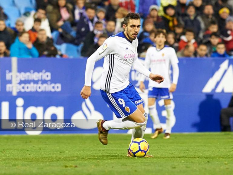Borja Iglesias conduce el balón en la Romareda Borja Iglesias conduce el balón en la Romareda