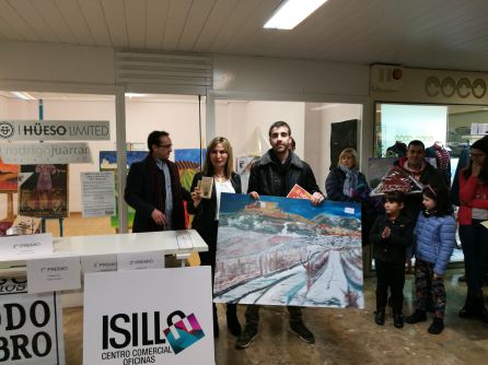 El ganador de la Categoría C, Carlos Iglesias, posa junto a su cuadro y a Azucena Esteban El ganador de la Categoría C, Carlos Iglesias, posa junto a su cuadro y a Azucena Esteban
