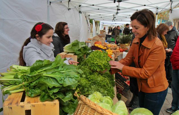 La alcaldesa, Isabel Ambrosio, en el Ecomercado La alcaldesa, Isabel Ambrosio, en el Ecomercado