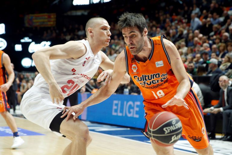 El alero del Valencia Basket, Fernando San Emeterio,d., trata de vencer la oposición del pívot del Tecnyconta, Michal Michalak, durante el encuentro de la jornada 16 de la Liga ACB que disputan esta tarde en el pabellón Fuente San Luis. El alero del Valencia Basket, Fernando San Emeterio,d., trata de vencer la oposición del pívot del Tecnyconta, Michal Michalak, durante el encuentro de la jornada 16 de la Liga ACB que disputan esta tarde en el pabellón Fuente San Luis.